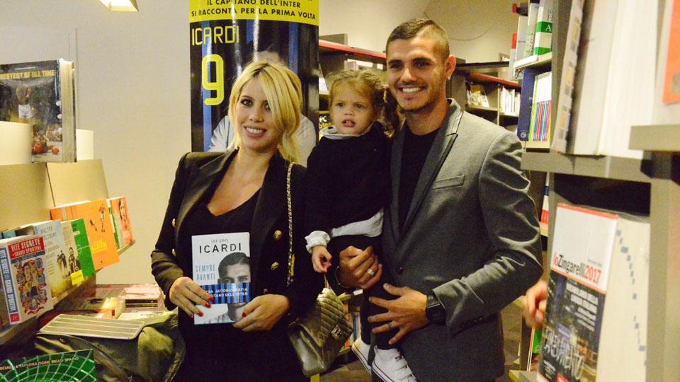 Momen Wanda Nara dan Mauro Icardi saat Launching buku Icardi. Copyright: INTERNET