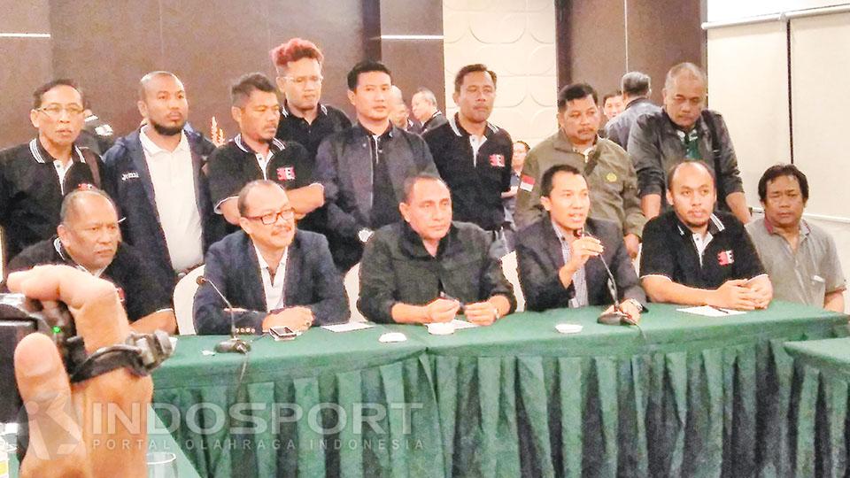 Edy%20Rahmayadi%20bersama%20Kelompok%2085%20saat%20konferensi%20pers.