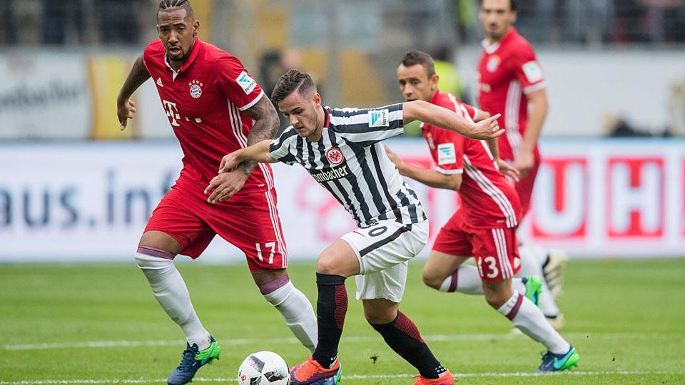 Shani Tarashaj (Eintracht Frankfurt) mengontrol bola dan mendapat kawalan ketat oleh Jerome Boateng. Copyright: INTERNET