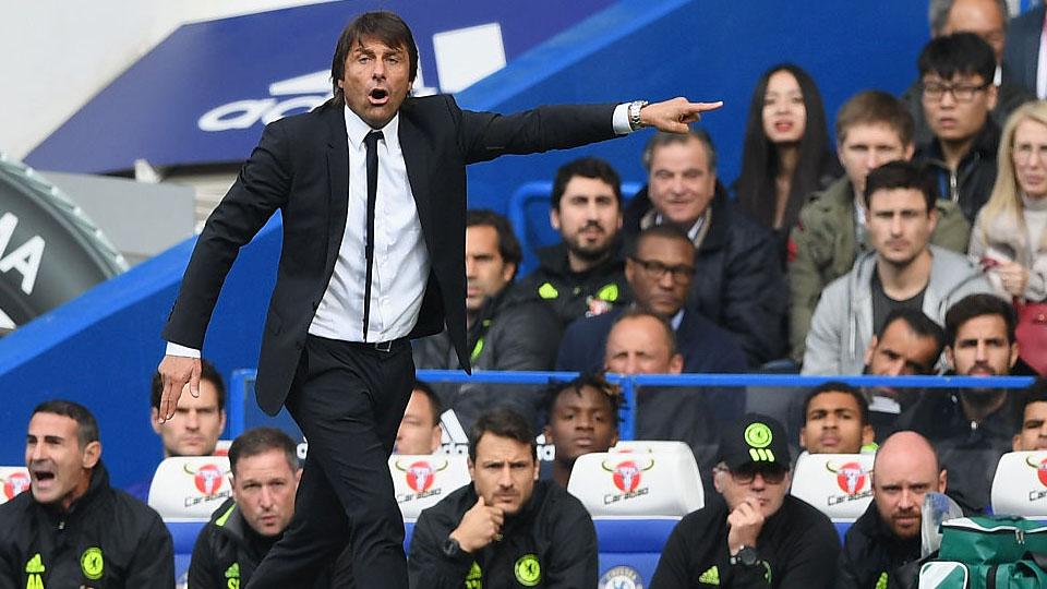 Aksi Antonio Conte saat berikan instruksi kepada anak asuhnya. Copyright: INTERNET