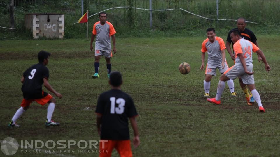 Para anggota K-85 bermain sepakbola di lapangan Bea Cukai Rawamangun.