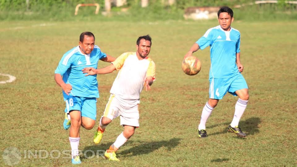 Pertandingan ini juga diikuti para mantan pemain Timnas seperti Ilham Jayakusuma (kanan).