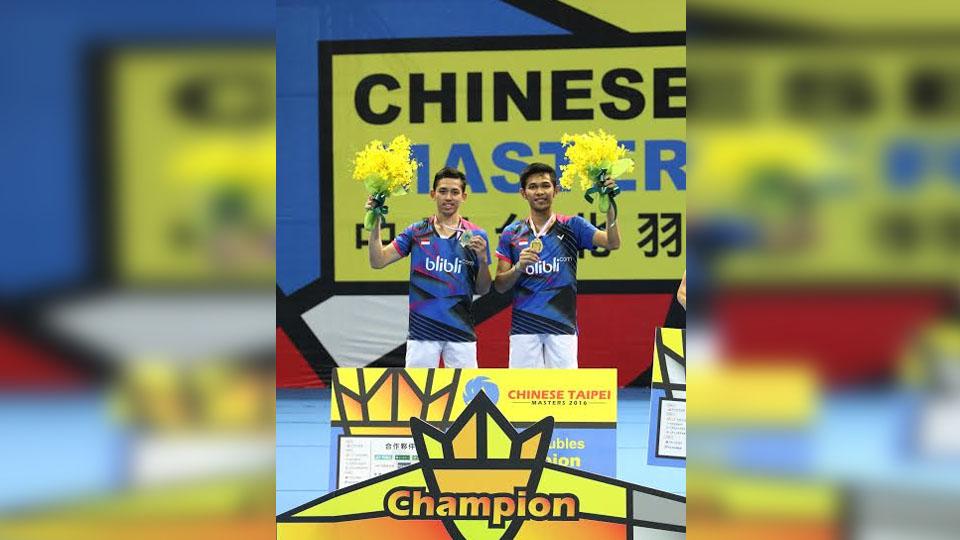 Ganda putra Indonesia, Fajar Alfian/Muhammad Rian Ardianto, berpose di podium usai menjuarai Chinese Taipei Masters Grand Prix 2016. - INDOSPORT