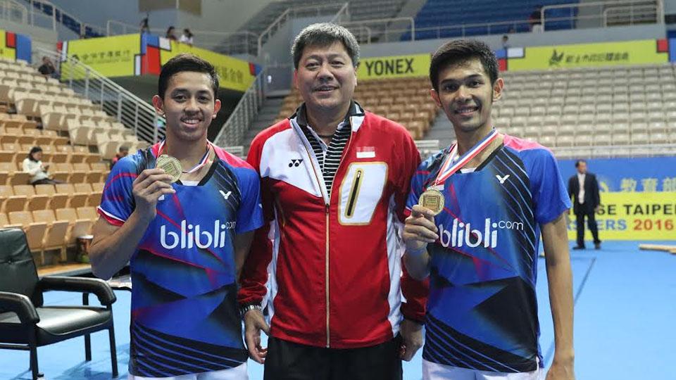 Fajar Alfian/Muhammad Rian Ardianto berpose dengan menunjukan medali emas seteklah kalahkan Chen Hung Ling/Wang Chi-Lin. - INDOSPORT