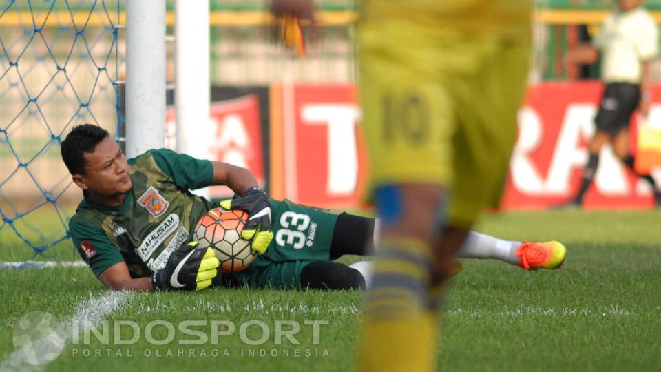 Kiper PBFC Dian Agus dinilai melakukan kesalahan yang menyebabkan Persegres bisa mencetak dua gol di babak pertama. Copyright: Fajar Kristanto/INDOSPORT