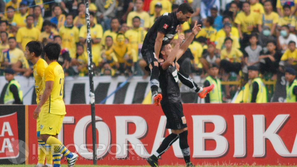 Flavio Beck (atas) merayakan gol penyeimbang yang dicetak Pedro Javier (bawah).