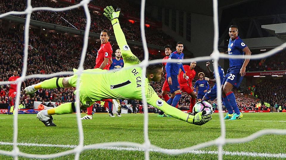 Kiper Manchester United, David De Gea berhasil mengamankan bola hasil tendangan pemain Liverpool. Copyright: internet