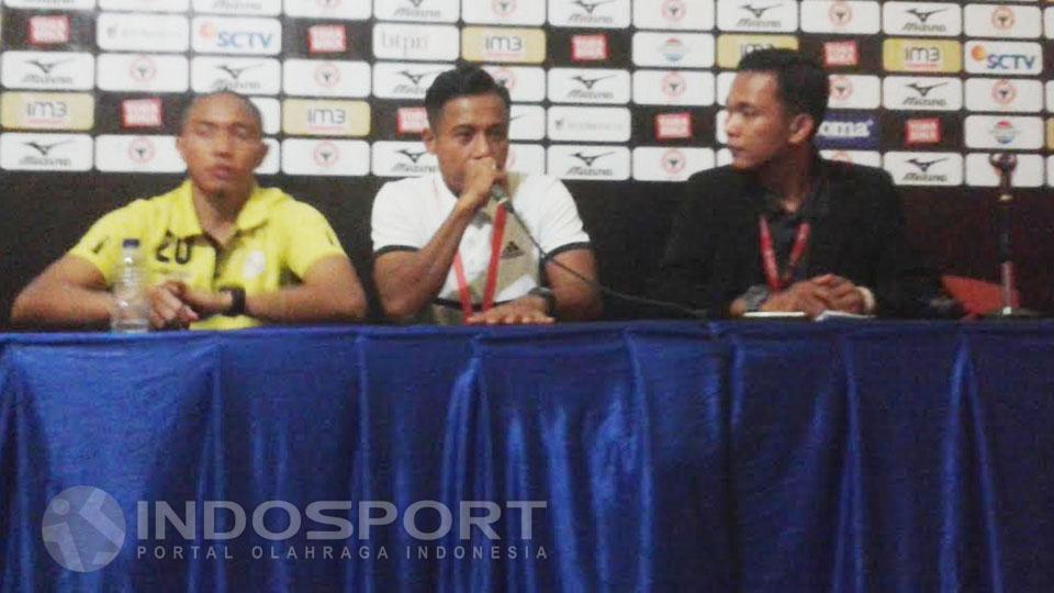 Pelatih Barito Putera, Yunan Helmi (tengah) saat konferensi pers.