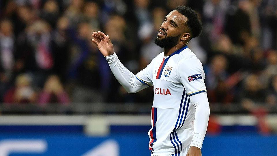 Ekspresi wajah Alexandre Lacazette setelah gagal mengeksekusi penalty. Copyright: INTERNET