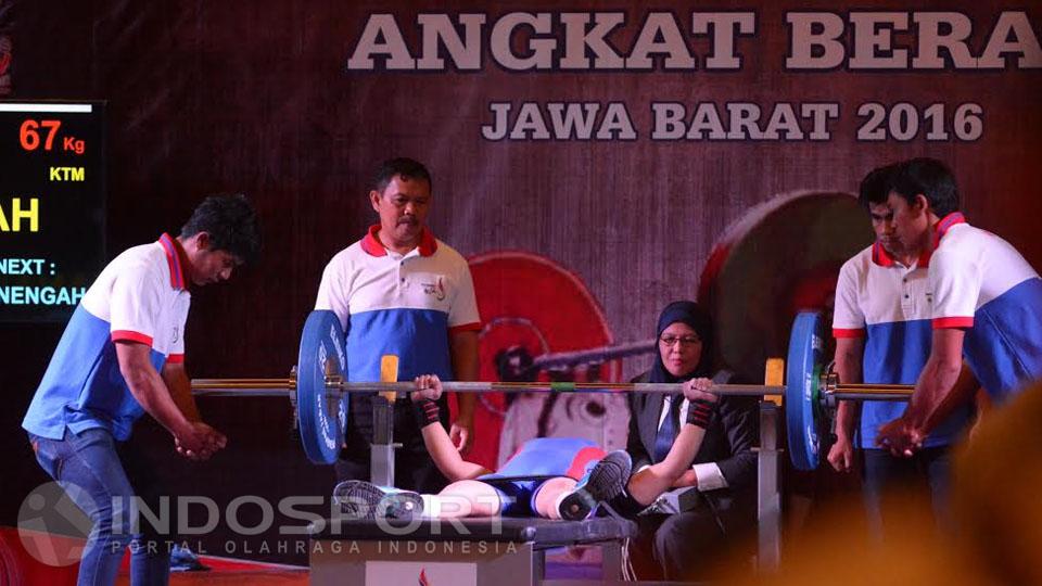 Atlet angkat besi di perhelatan Peparnas Jabar 2016