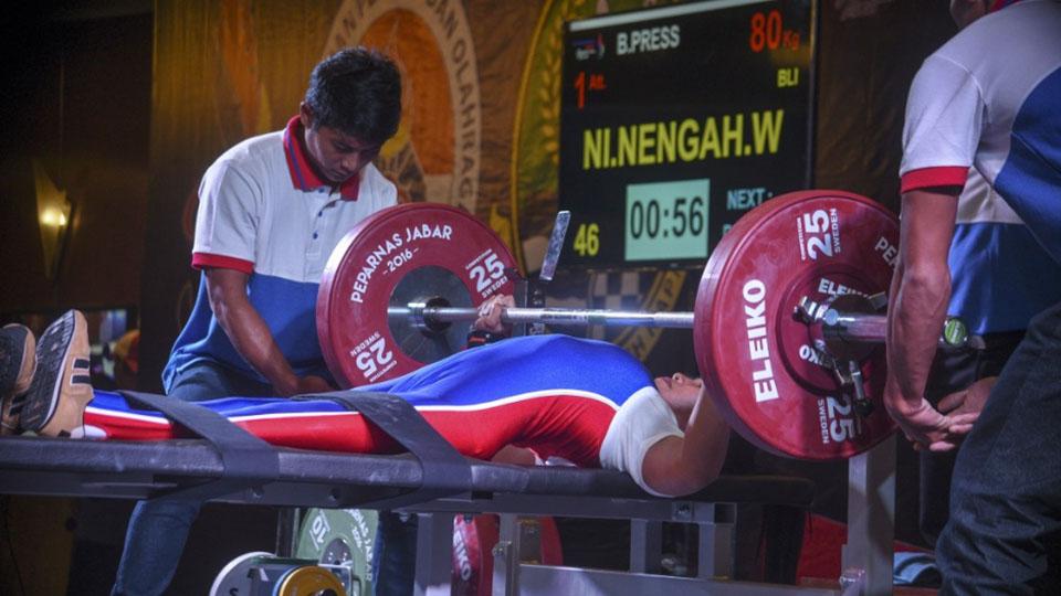 Salah satu tigas loader angkat besi di Peparnas Jabar 2016. - INDOSPORT
