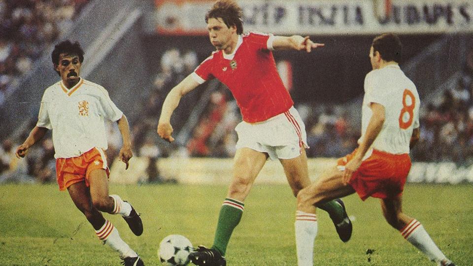 Simon Tahamata (kiri) saat membela Timnas Belanda melawan Hungaria pada 1985. - INDOSPORT