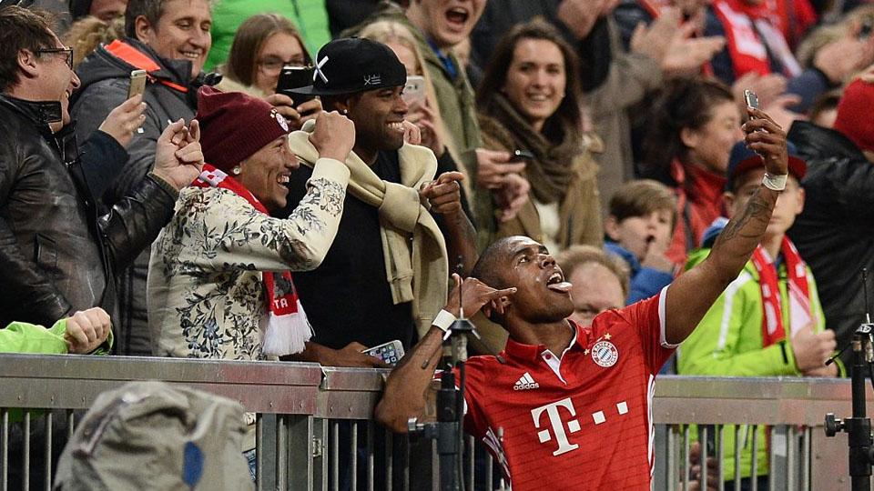 Douglas Costa merayakan gol kedua Munchen dengan foto selfie. Copyright: INTERNET