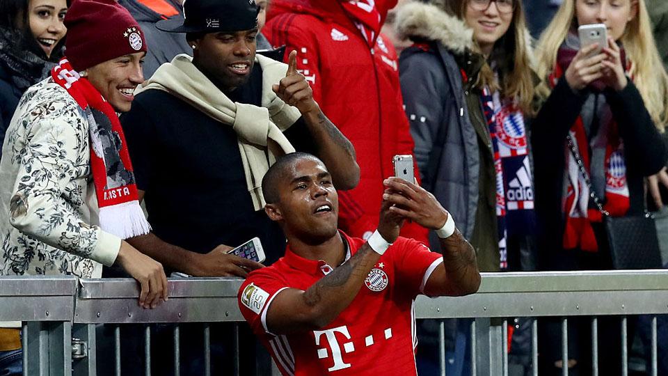 Douglas Costa melakukan selebrasi dengan foto selfie. Copyright: INTERNET