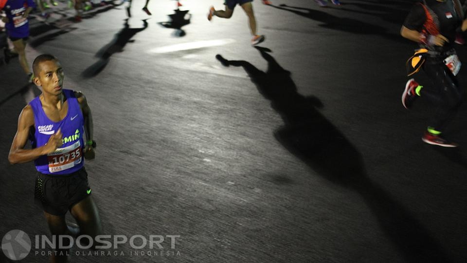 Pelari nasional Agus Prayogo saat melakukan start Jakarta Marathon 2016 kategori Full Marathon. - INDOSPORT