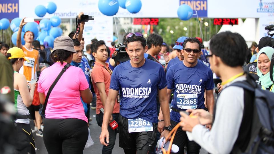 Cawagub DKI Jakarta, Sandiaga Uno (tengah) usai melakukan finis kategori 10K. - INDOSPORT