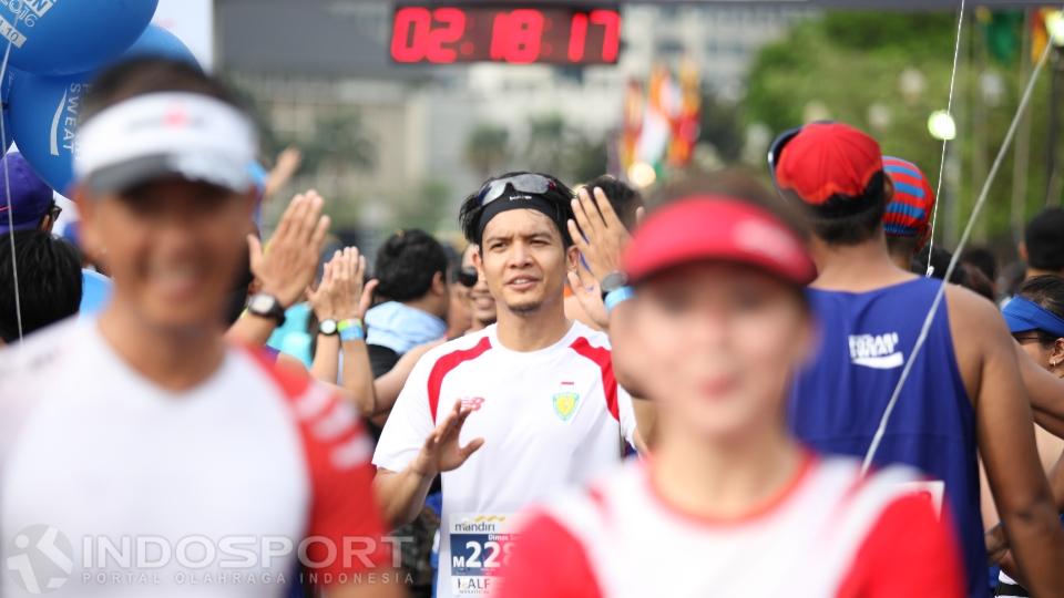 Artis Dimas Seto berhasil melakukan finish kategori half marathon. - INDOSPORT