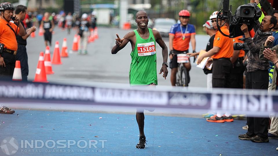 Juara pertama Full Marathon event Jakarta Marathon 2016.