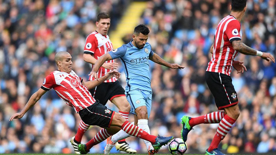 Oriol Romeu (kiri) terlihat menekel Sergio Aguero Copyright: INTERNET