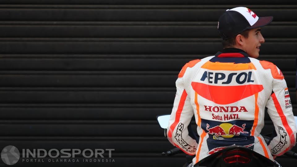 Pembalap Repsol Honda, Marc Marquez, sebelum mencoba menunggangi CBR 250 di Sirkuit Sentul, Bogor, Selasa (25/10/16).