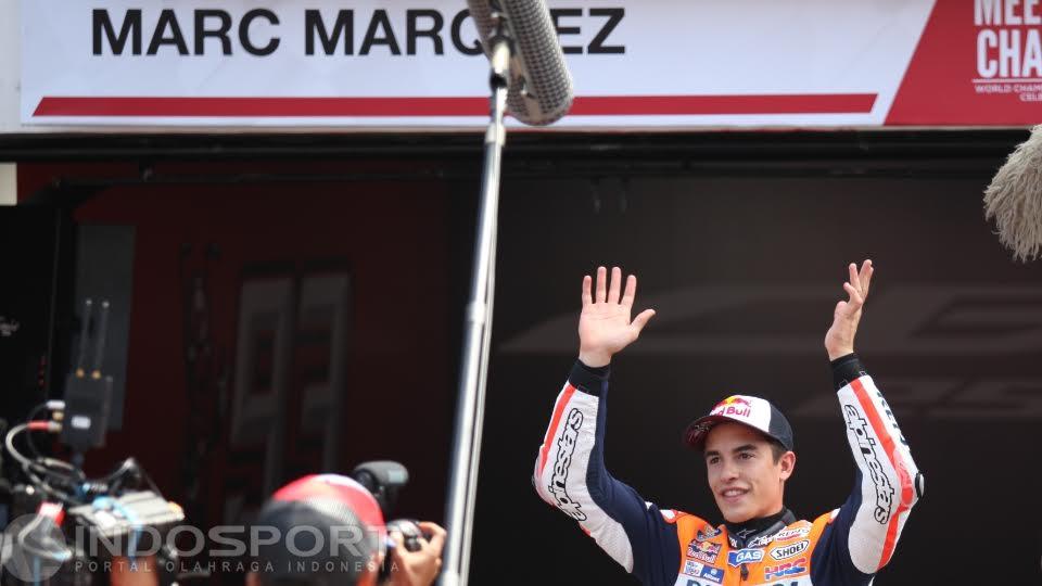 Pembalap Repsol Honda, Marc Marquez, tengah menyapa para fansnya di Sirkuit Sentul, Bogor, Selasa (25/10/16).