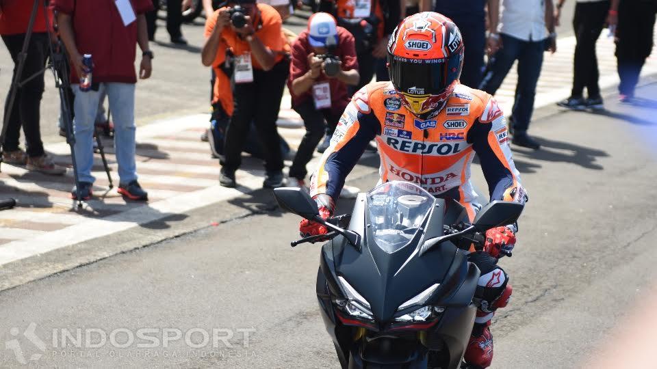 Pembalap Repsol Honda, Marc Marquez, tengah menaiki CBR 250 di Sirkuit Sentul, Bogor, Selasa (25/10/16).