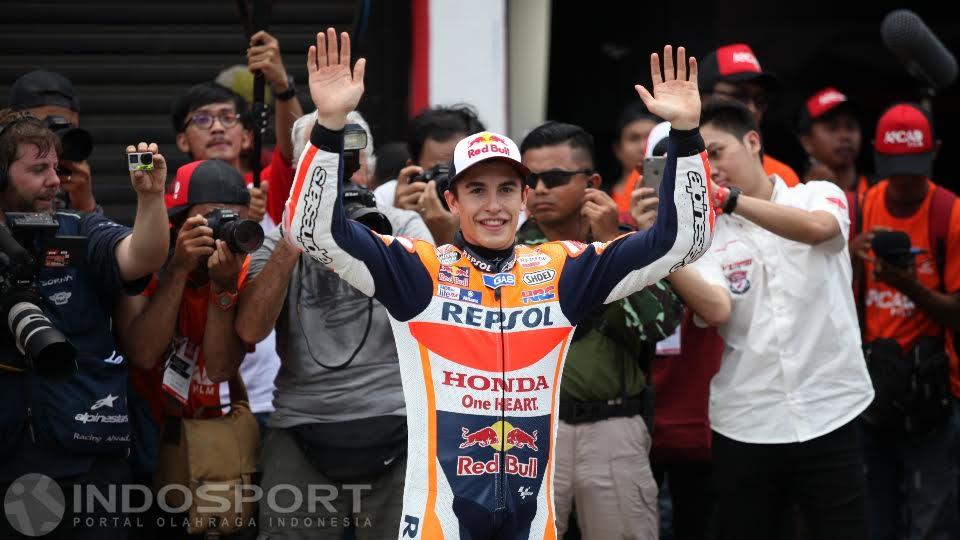 Pembalap Repsol Honda, Marc Marquez, tengah menyapa para fansnya di Sirkuit Sentul, Bogor, Selasa (25/10/16).