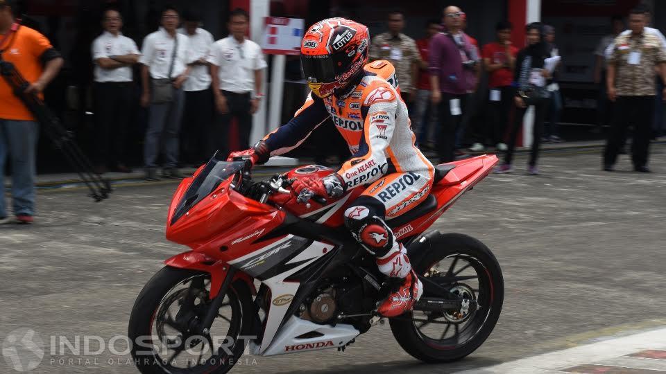 Pembalap Repsol Honda, Marc Marquez, tengah menaiki CBR 250 di Sirkuit Sentul, Bogor, Selasa (25/10/16).