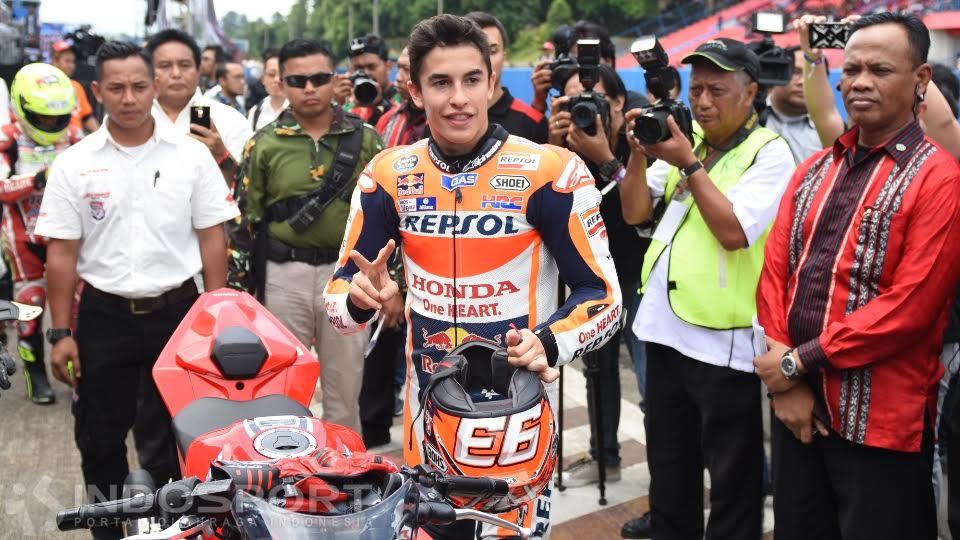 Pembalap Repsol Honda, Marc Marquez, tengah menyapa para fansnya di Sirkuit Sentul, Bogor, Selasa (25/10/16).