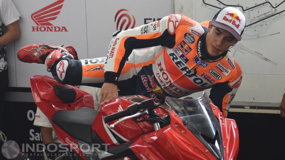 Pembalap Repsol Honda, Marc Marquez, tengah menaiki CBR 250 di Sirkuit Sentul, Bogor, Selasa (25/10/16).
