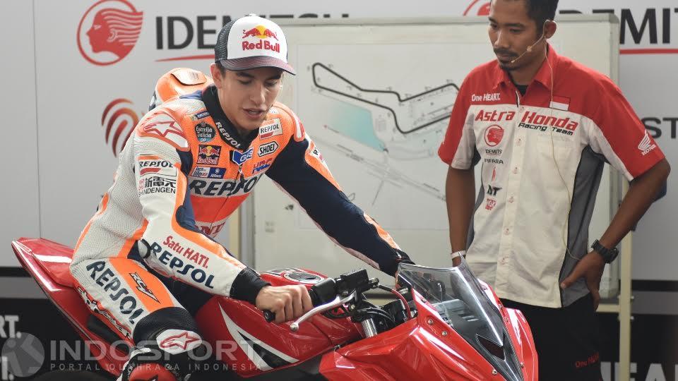 Pembalap Repsol Honda, Marc Marquez, tengah menaiki CBR 250 di Sirkuit Sentul, Bogor, Selasa (25/10/16).