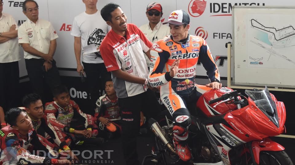Pembalap Repsol Honda, Marc Marquez, tengah menaiki CBR 250 di Sirkuit Sentul, Bogor, Selasa (25/10/16).