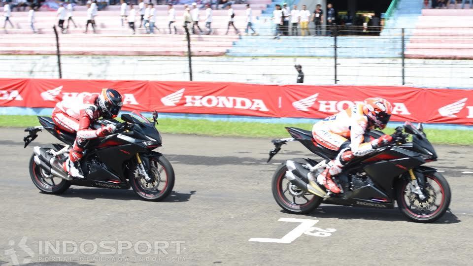 Aksi pembalap Repsol Honda, Marc Marquez (kanan), menunggangi CBR 250 di Sirkuit Sentul, Bogor, Selasa (25/10/16).