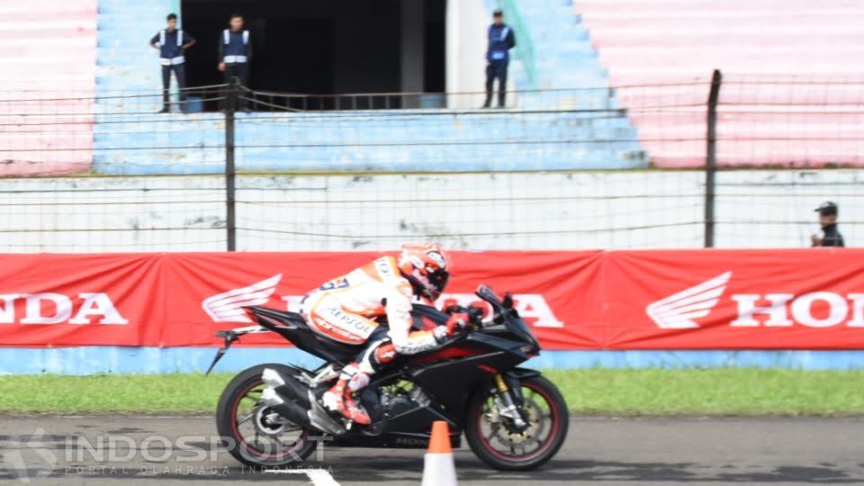 Aksi pembalap Repsol Honda, Marc Marquez (kanan), menunggangi CBR 250 di Sirkuit Sentul, Bogor, Selasa (25/10/16).