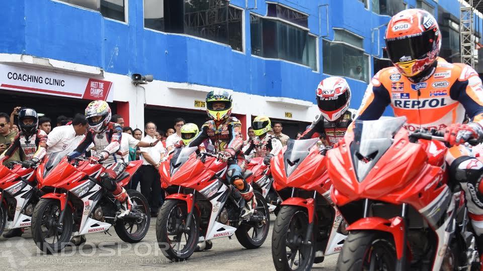 Pembalap Repsol Honda, Marc Marquez (kanan) bersama driver muda Indonesia mencoba CBR 250 di Sirkuit Sentul, Bogor, Selasa (25/10/16).