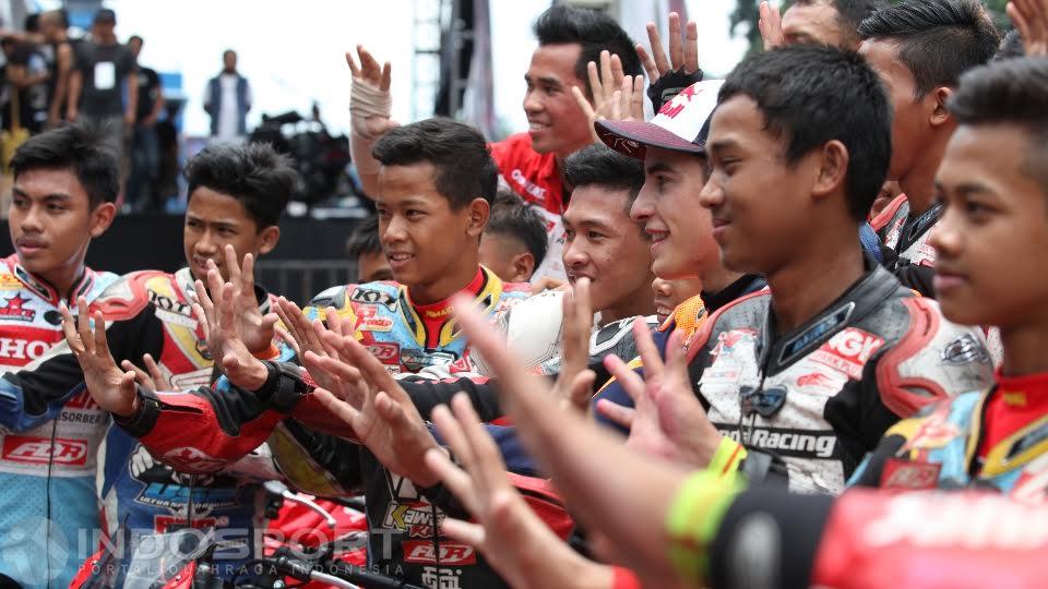 Para pembalap muda Indonesia tengah berfoto bersama dengan Marc Marquez di Sirkuit Sentul, Bogor, Selasa (25/10/16).