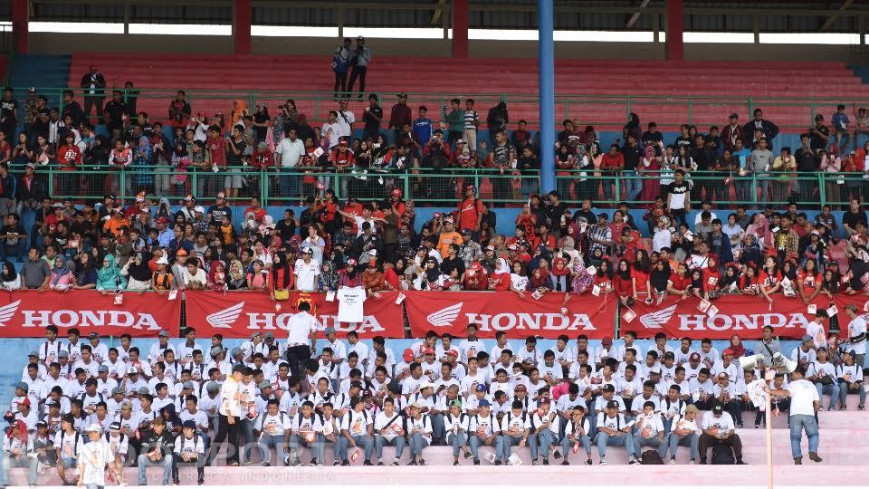 Fans menyambut kedatangan pembalap Repsol Honda, Marc Marquez, di Sirkuit Sentul, Bogor, Selasa (25/10/16).