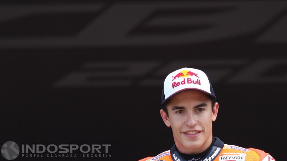 Pembalap Repsol Honda, Marc Marquez, tengah mengunjungi Indonesia alam agenda untuk mencoba motor terbaru keluaran Honda, yakni CBR 250 di Sirkuit Sentul, Bogor, Selasa (25/10/16).