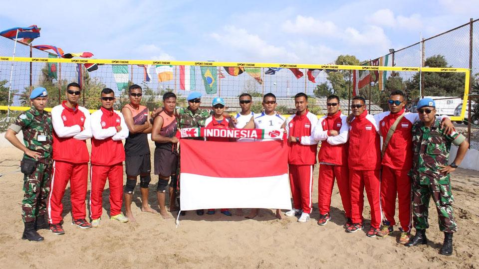 Tim voli pantai TNI di Indonesian Battalion Unifil meraih gelar juara dalam kompetisi voli pantai peacekeeper di Lebanon. - INDOSPORT