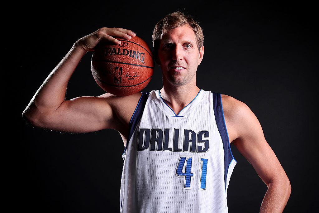Pemain Dallas Mavericks, Dirk Nowitzki telah memutuskan untuk pensiun akhir musim ini. - INDOSPORT