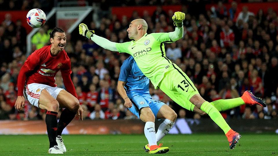 Momen penyelamatan Willy Caballero pada derby Manchester di Piala Liga (27/10/16) Copyright: INTERNET