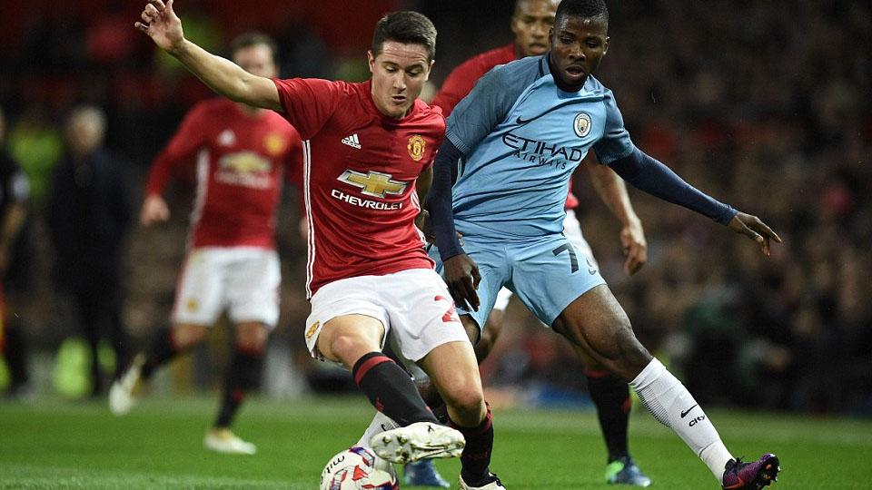 Ander Herrera (kiri) dikawal gelandang Manchester City, Kelechi Iheanacho. Copyright: INTERNET