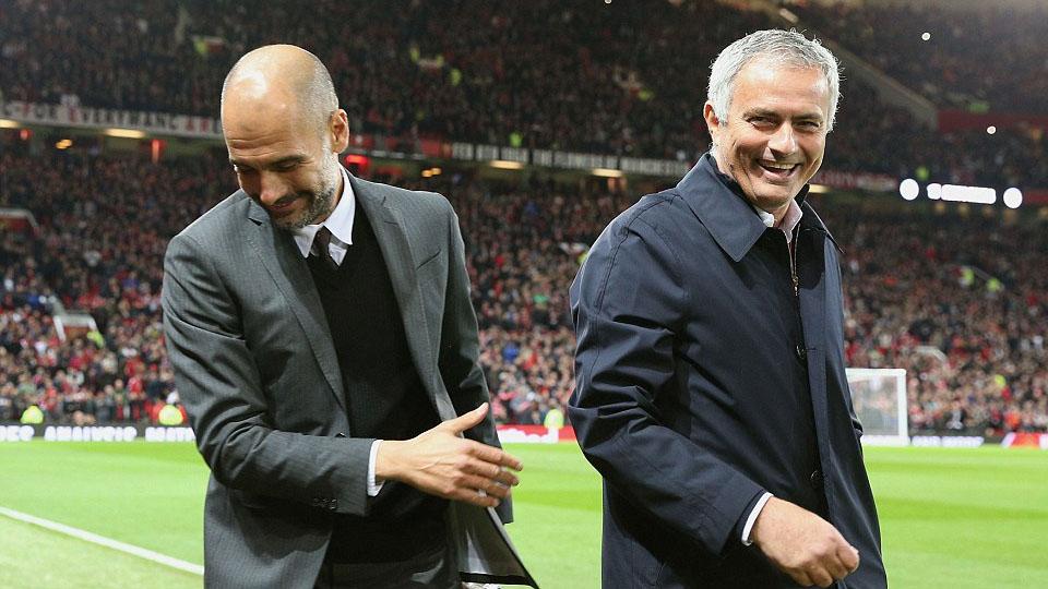 Pep Guardiola (kiri) dan Jose Mourinho tertawa sebelum kick off di Piala Liga. - INDOSPORT