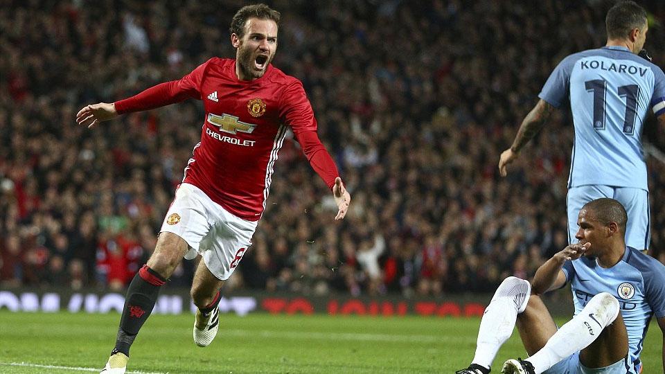 Juan Mata melakukan selebrasi setelah cetak gol ke gawang Manchester City. Copyright: INTERNET