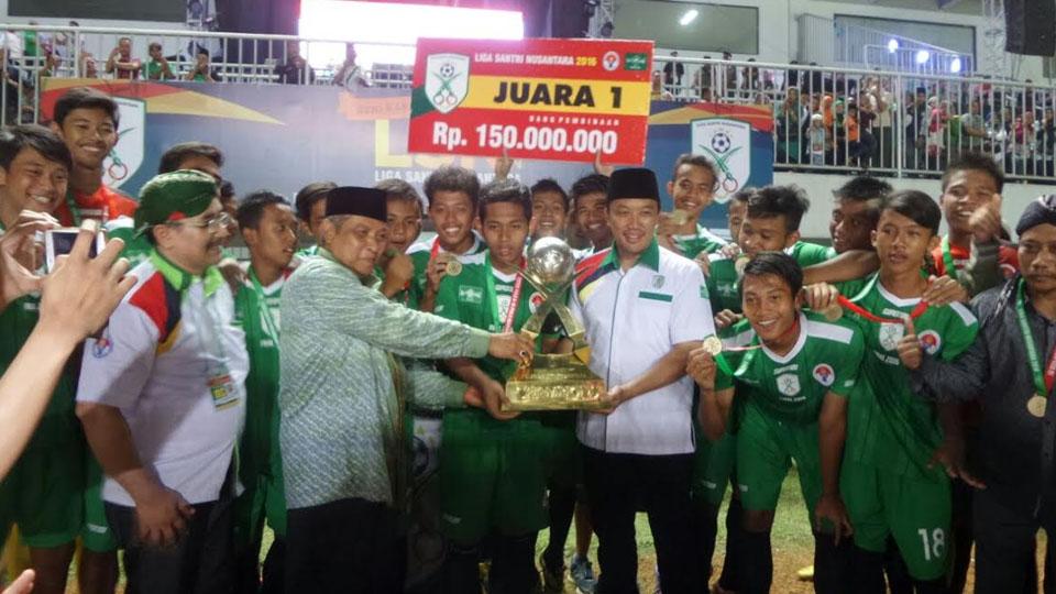 Menpora Imam Nahrawi bersama Ketua Umum PB NU KH Said Aqil Siradj saat menghadiri laga final dan menyerahkan hadiah kepada juara Liga Santri Nusantara 2016 di Stadion Maguwoharjo, Sleman, Mingg - INDOSPORT