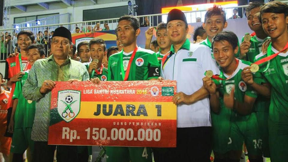 Menpora%20Imam%20Nahrawi%20bersama%20Ketua%20Umum%20PB%20NU%20KH%20Said%20Aqil%20Siradj%20saat%20menghadiri%20laga%20final%20dan%20menyerahkan%20hadiah%20kepada%20juara%20Liga%20Santri%20Nusantara%202016%20di%20Stadion%20Maguwoharjo%2C%20Sleman.