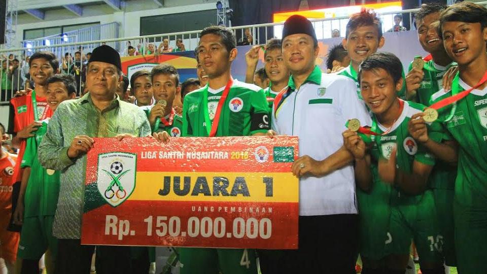 Menpora Imam Nahrawi bersama Ketua Umum PB NU KH Said Aqil Siradj saat menghadiri laga final dan menyerahkan hadiah kepada juara Liga Santri Nusantara 2016 di Stadion Maguwoharjo, Sleman. - INDOSPORT