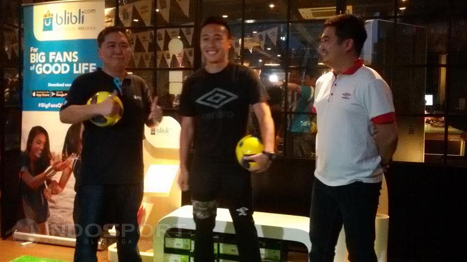 Arthur Irawan (tengah), pesepakbola Indonesia yang dipercaya menjadi sebagai Brand ambassador Umbro. - INDOSPORT