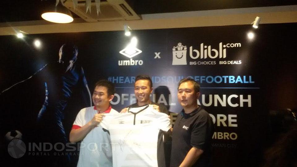 Arthur%20Irawan%20%28tengah%29%2C%20pesepakbola%20Indonesia%20yang%20dipercaya%20menjadi%20brand%20ambassador%20Umbro.