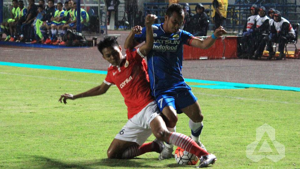 Situasi pertandingan Persib Bandung melawan Persija Jakarta. Copyright: indonesiansc